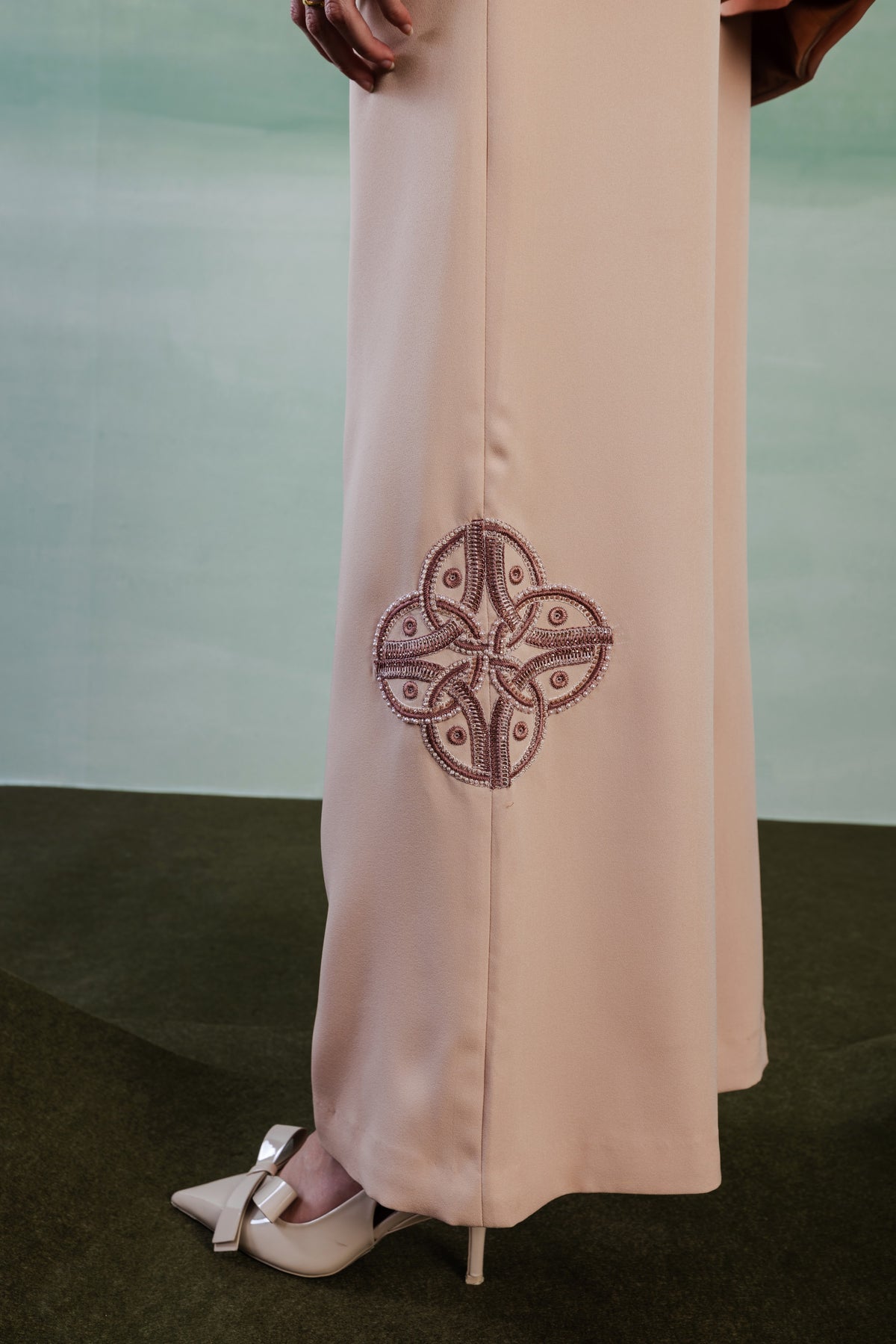 Knee Embroidered Trousers – Trinitaria - Pinkish Brown