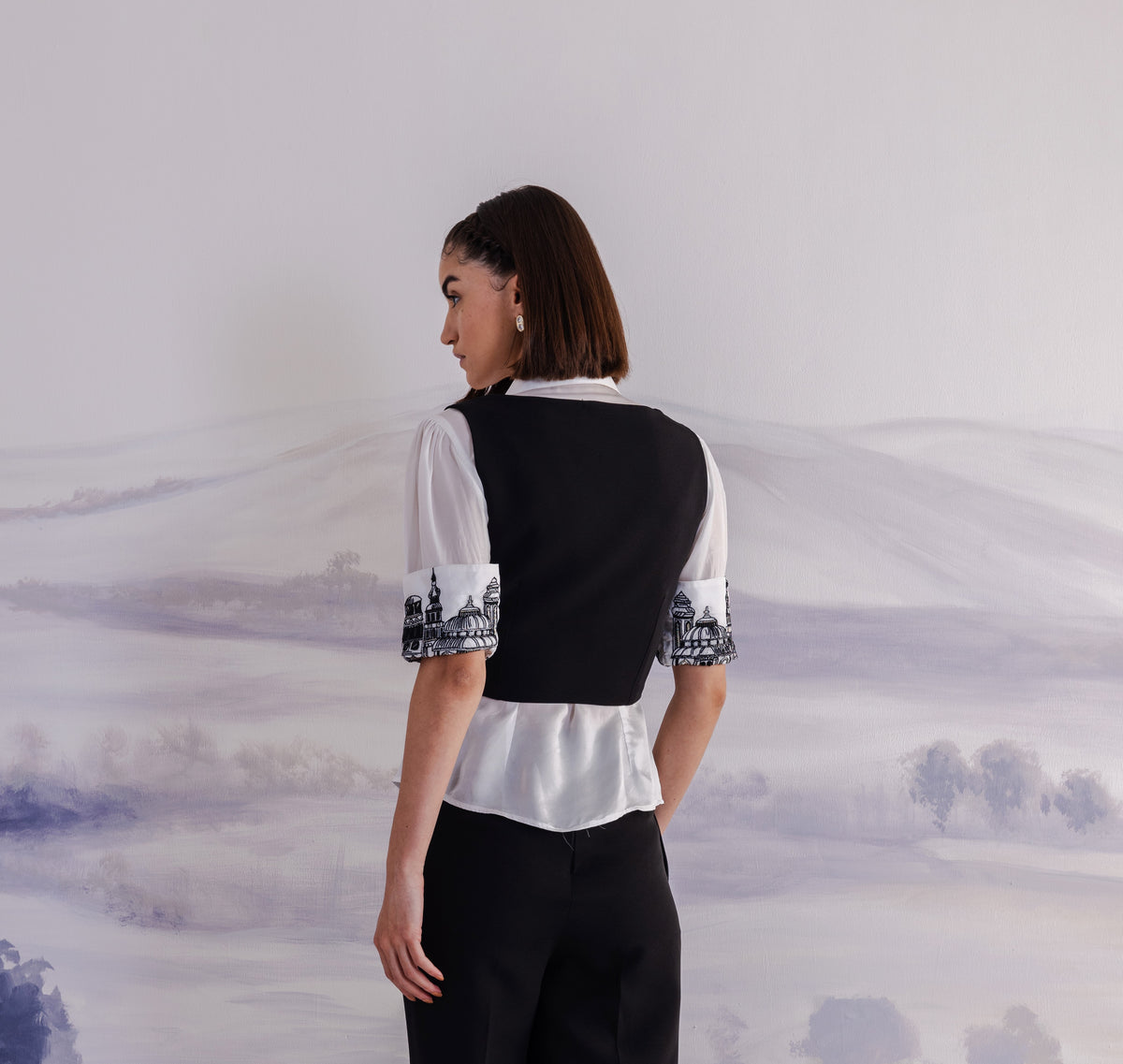 Cropped Hook Front Vest – Latin - Black